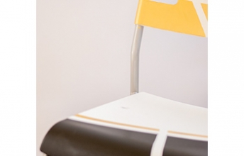 sedia ikea decorata con colori e nastro isolante