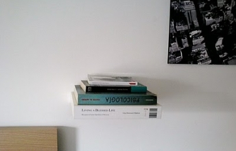 Mensola lack trasformata in un libro